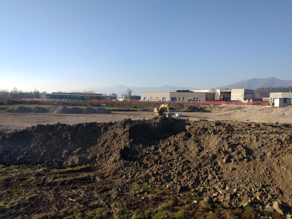 L'immagine del terreno adibito alla costruzione di un supermercato