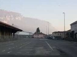 LECCO ONORA RICCARDO CASSIN CON IL PIAZZALE DELLA PICCOLA