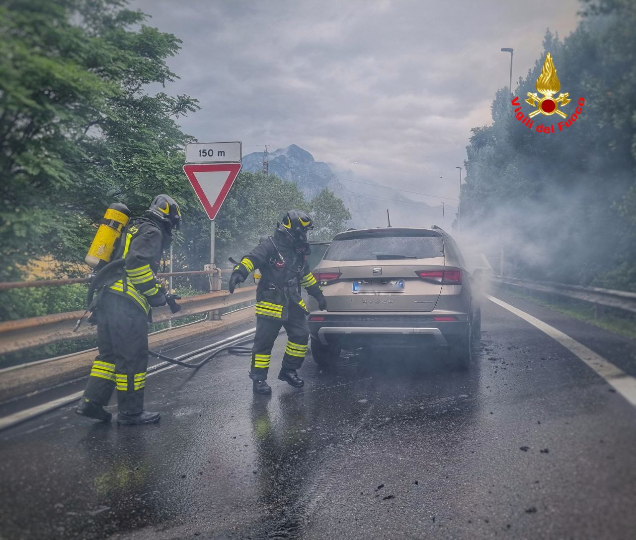 AUTO IN FIAMME SULLO SVINCOLO DI PESCATE