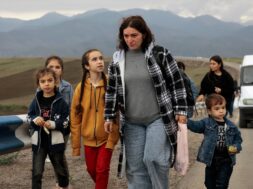 Profughi in fuga dal Nagorno Karabakh e diretti in Armenia