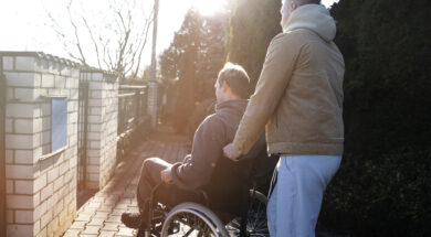 amico-che-aiuta-il-tiro-medio-dell-uomo-disabile