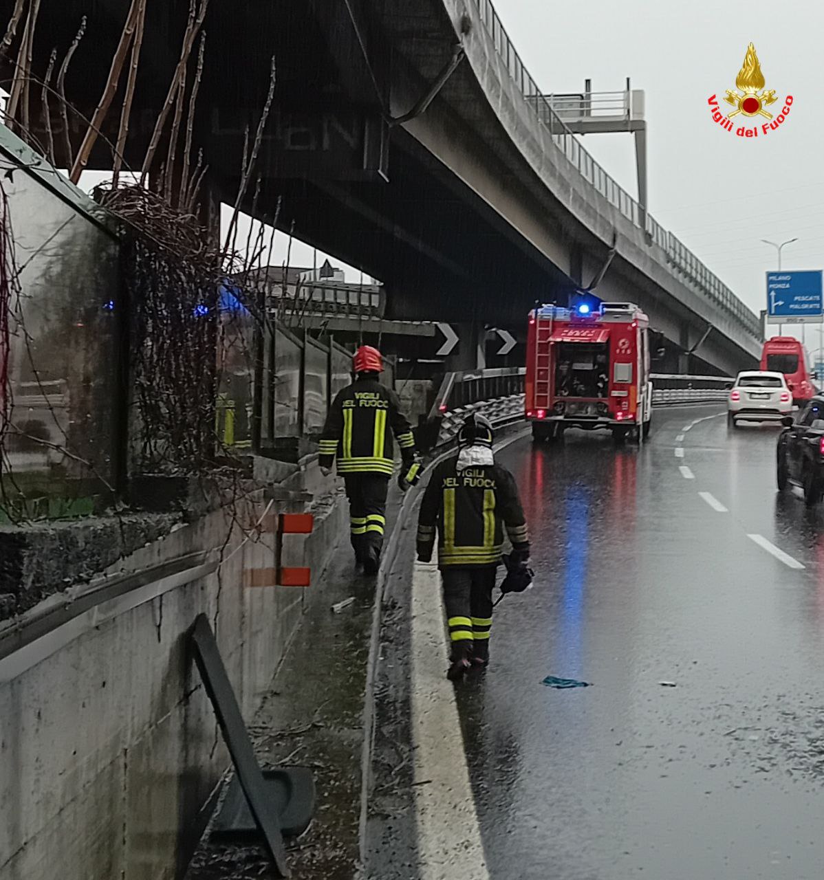 LECCO, AUTO RIBALTATA IN SS36