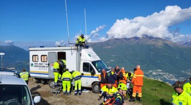 3) Mezzi e uomini della squadra Telecomunicazioni della Protezione civile degli alpini