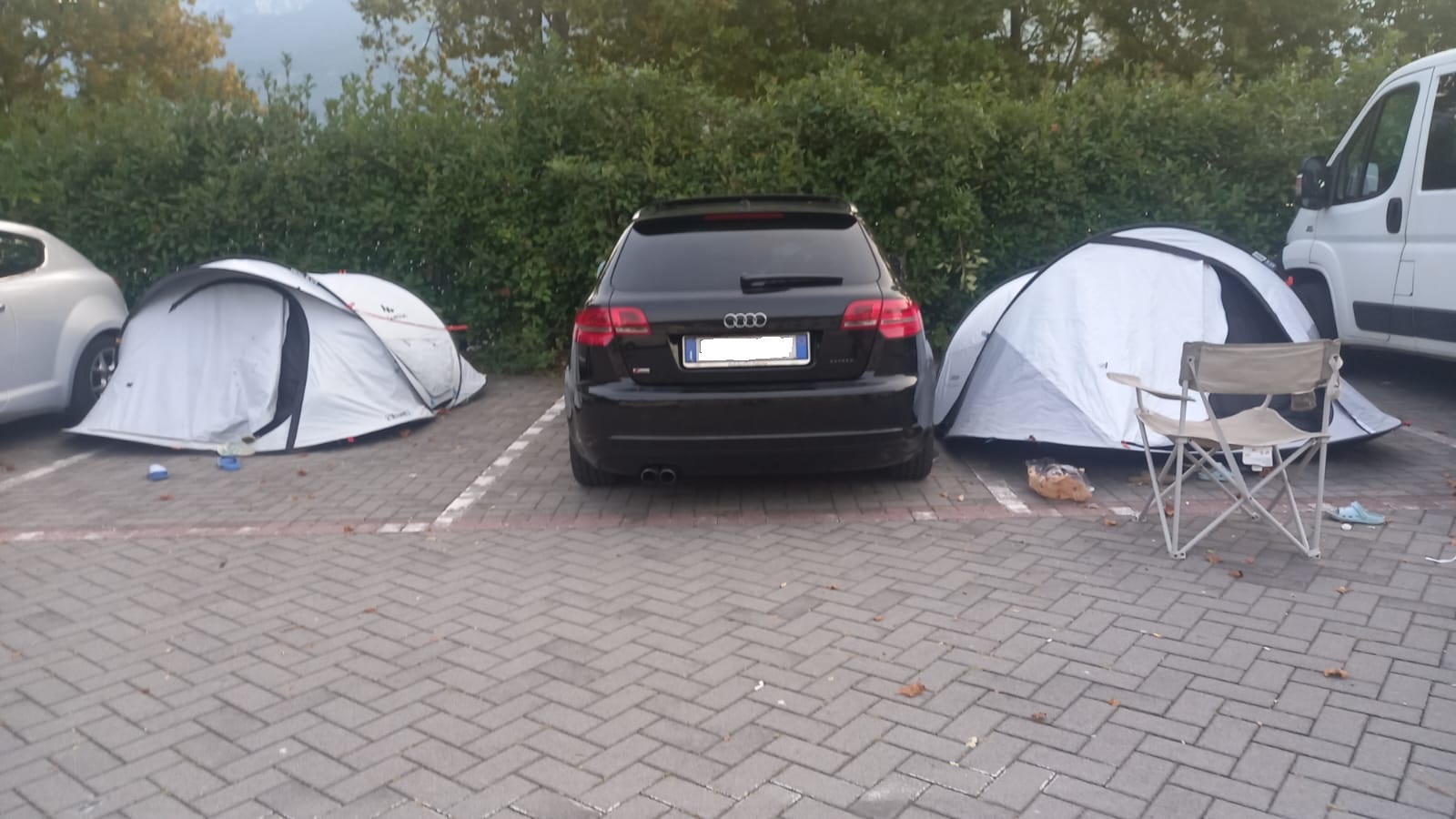 GARLATE – CAMPEGGIATORI AL PARCHEGGIO DEL MUSEO, LI SGOMBERA IL SINDACO