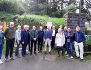 Sindaco e volontari alla posa della targa della nuova palizzata