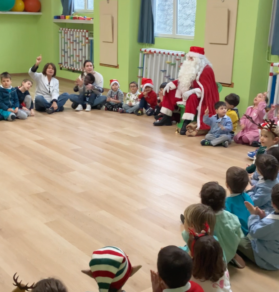 A MANDELLO BABBO NATALE IN VISITA NELLE MATERNE E NEGLI ASILI NIDO