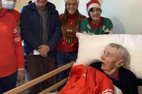 RICCARDO. SARA, ALEXIA I NIPOTI DI BABBO NATALE CON ISIDORO