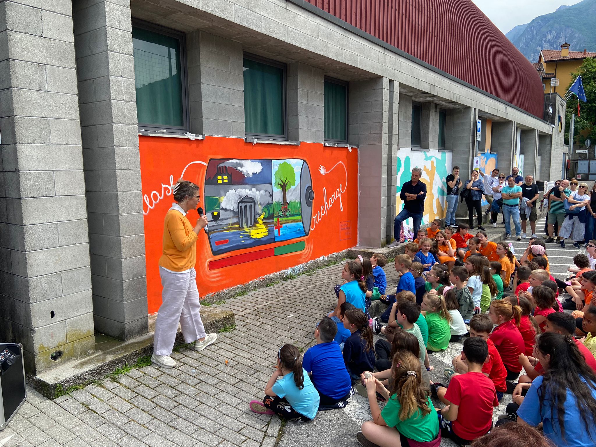 ABBADIA, LA PALESTRA SI ARRICCHISCE DEL MURALE DELLA SOSTENIBILITÀ