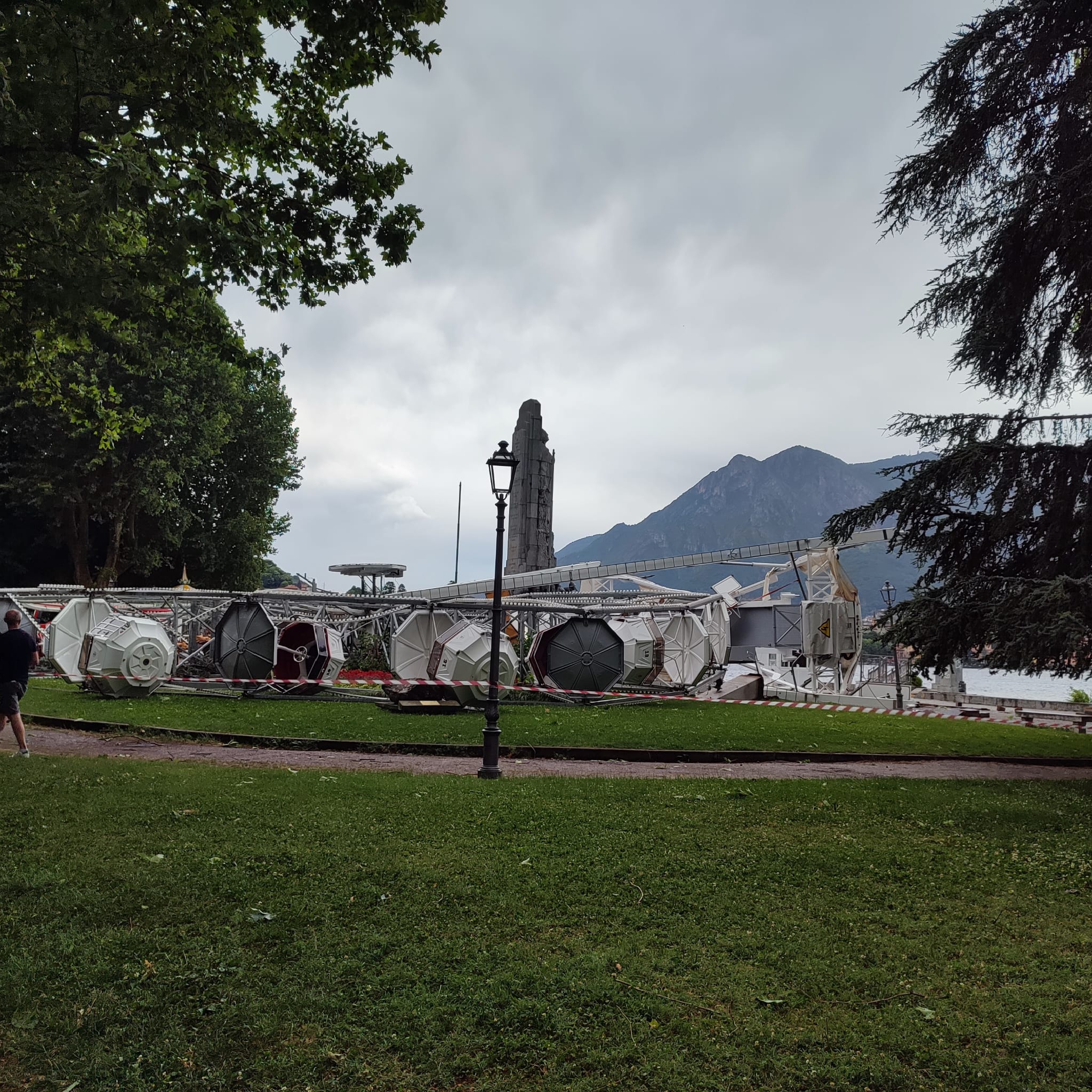 CROLLA LA RUOTA PANORAMICA. AREA SOTTO SEQUESTRO. NESSUN FERITO