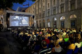 piazza e schermo archivio (1)