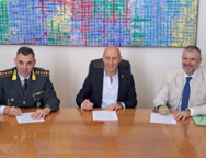 Nelle foto il momento della firma con il comandante provinciale della Guardia di Finanza Massimo Ghibaudo, il sindaco di Lecco Mauro Gattinoni e il direttore provinciale dell’Agenzia delle Entrate Stefano Valente.