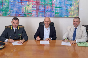 Nelle foto il momento della firma con il comandante provinciale della Guardia di Finanza Massimo Ghibaudo, il sindaco di Lecco Mauro Gattinoni e il direttore provinciale dell’Agenzia delle Entrate Stefano Valente.