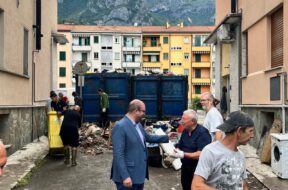 Zamperini e rifiuti in via Magenta