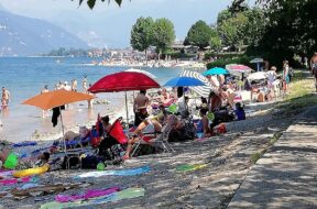 spiaggia abbadia lariana piena turisti-2
