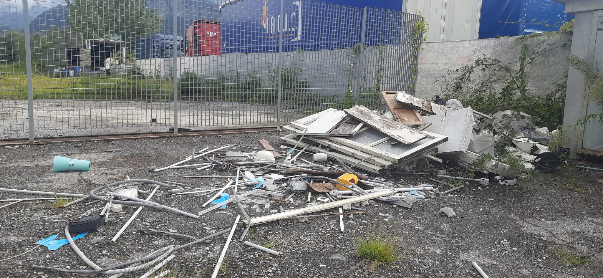BRIVIO: DEGRADO ALLA DISCARICA A CIELO APERTO IN VIA CARTIERA