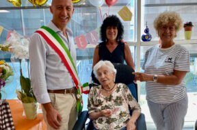 BONFANTI GIOVANNA CON SINDACO E FIGLIE