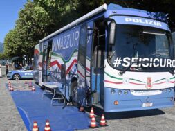 Pullman azzurro, polizia di stato