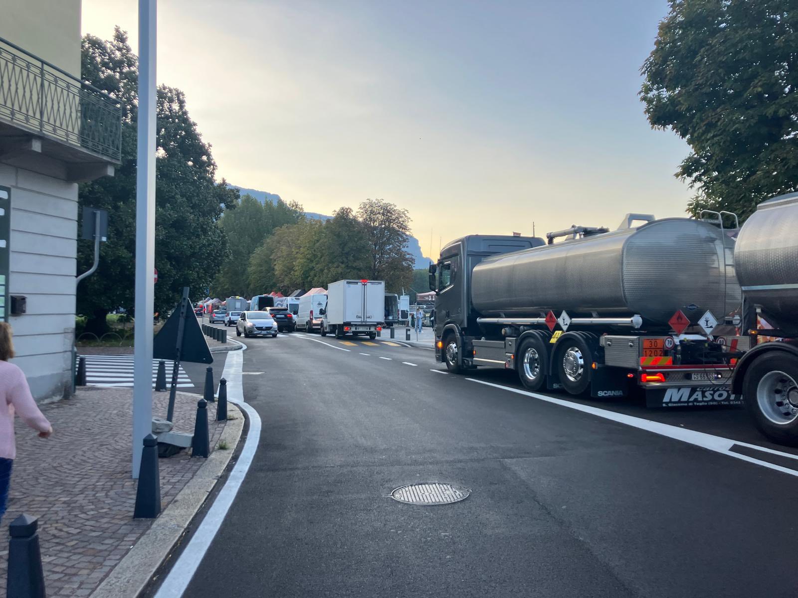 LORELLA CESANA: “BELLO IL LUNGOLAGO CHE NON HA SPAZI PER I MEZZI DI SERVIZIO”