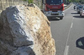 caduta sasso, sospesa circolazione