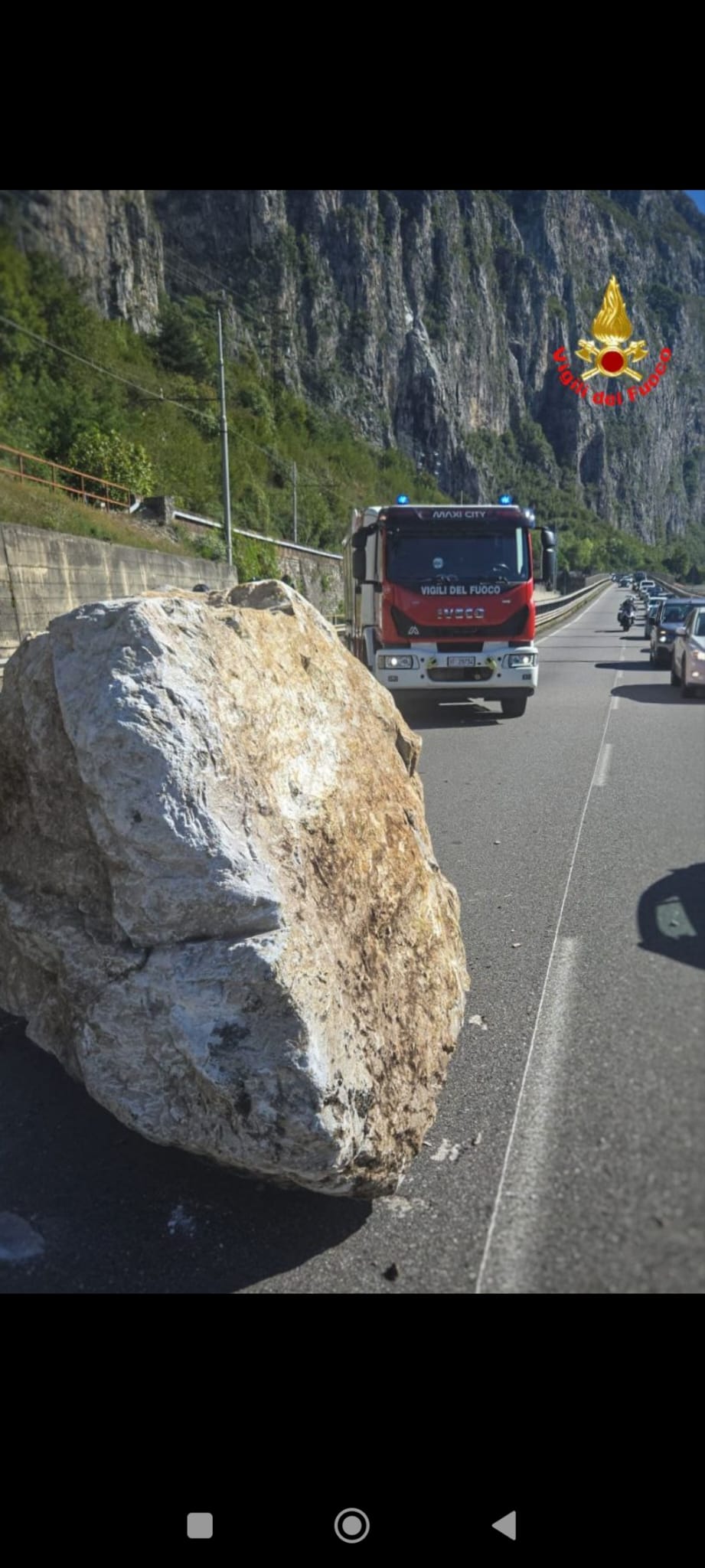 TRAGEDIA SFIORATA SULLA SS36: GROSSO MASSO SUPERA IL TRENO E PIOMBA SULLA CARREGGIATA