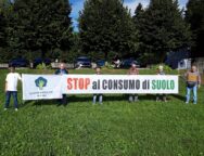 Suolo Striscione Circolo MOLTENO STOP AL CONSUMO DI SUOLO