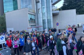 partecipanti alla camminata manzoniana