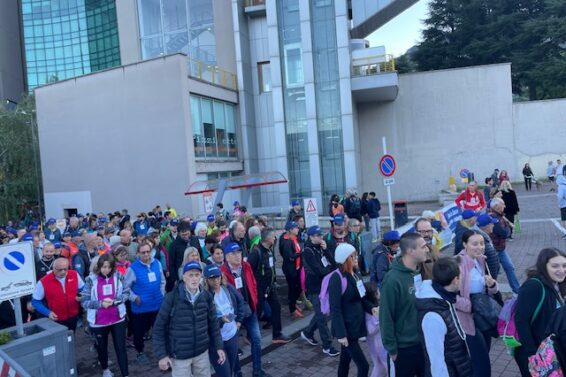 partecipanti alla camminata manzoniana