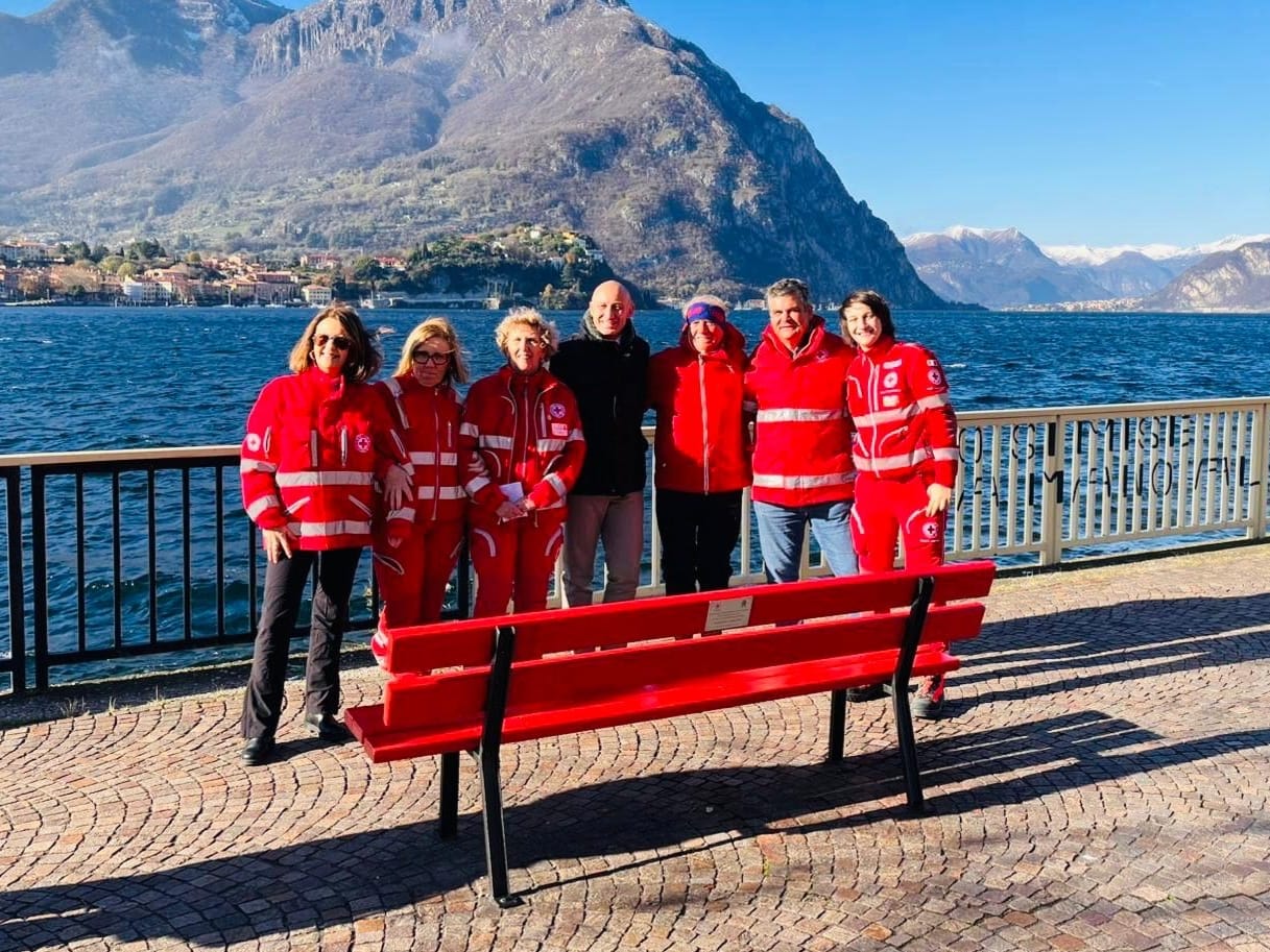 LA CROCE ROSSA ITALIANA DI LECCO DONA UNA PANCHINA PER IL 25 NOVEMBRE