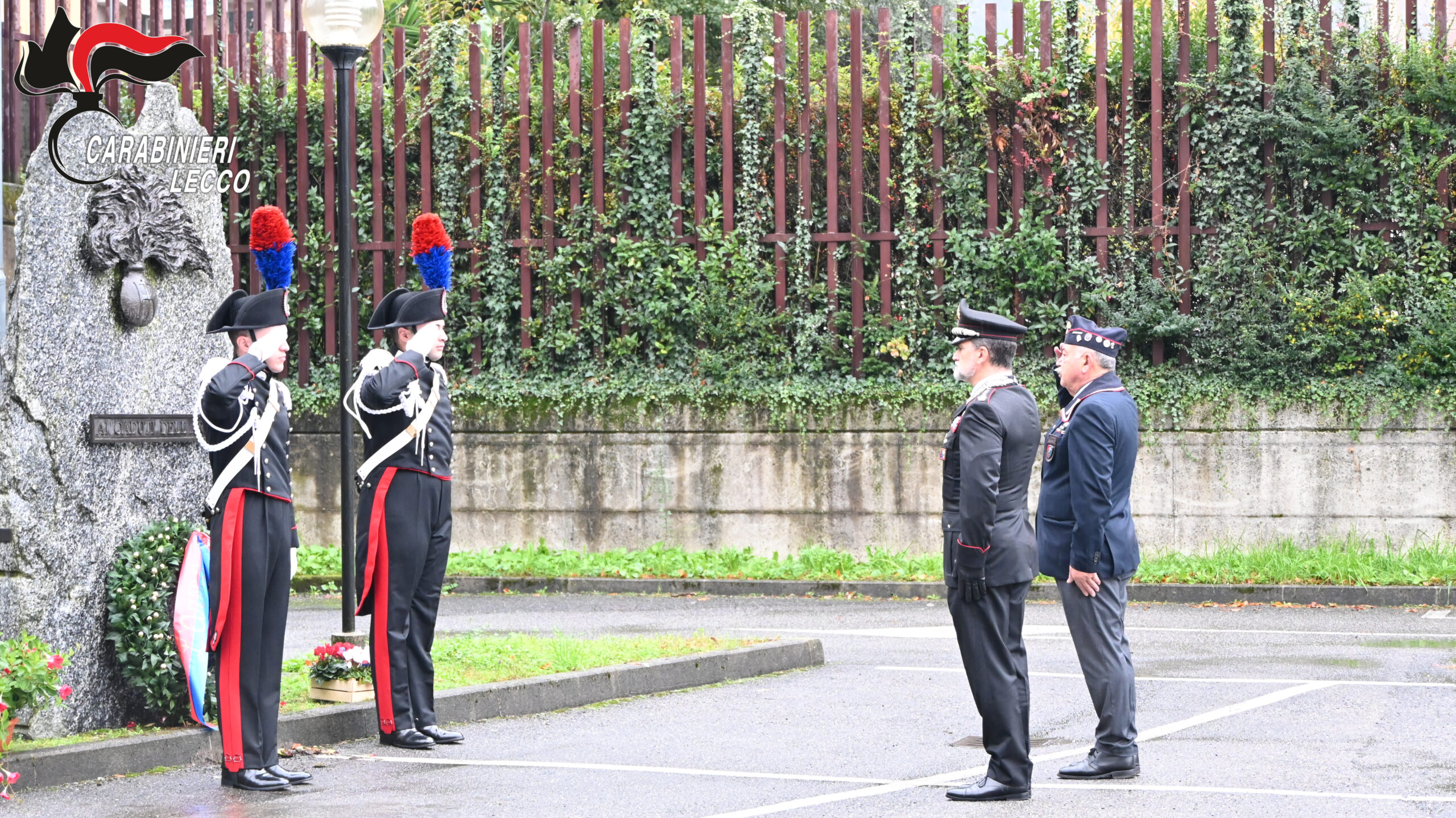 L’ARMA DEI CARABINIERI RENDE OMAGGIO AI CADUTI