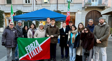 FORZA ITALIA IN PIAZZA CON UN DOPPIO GAZEBO