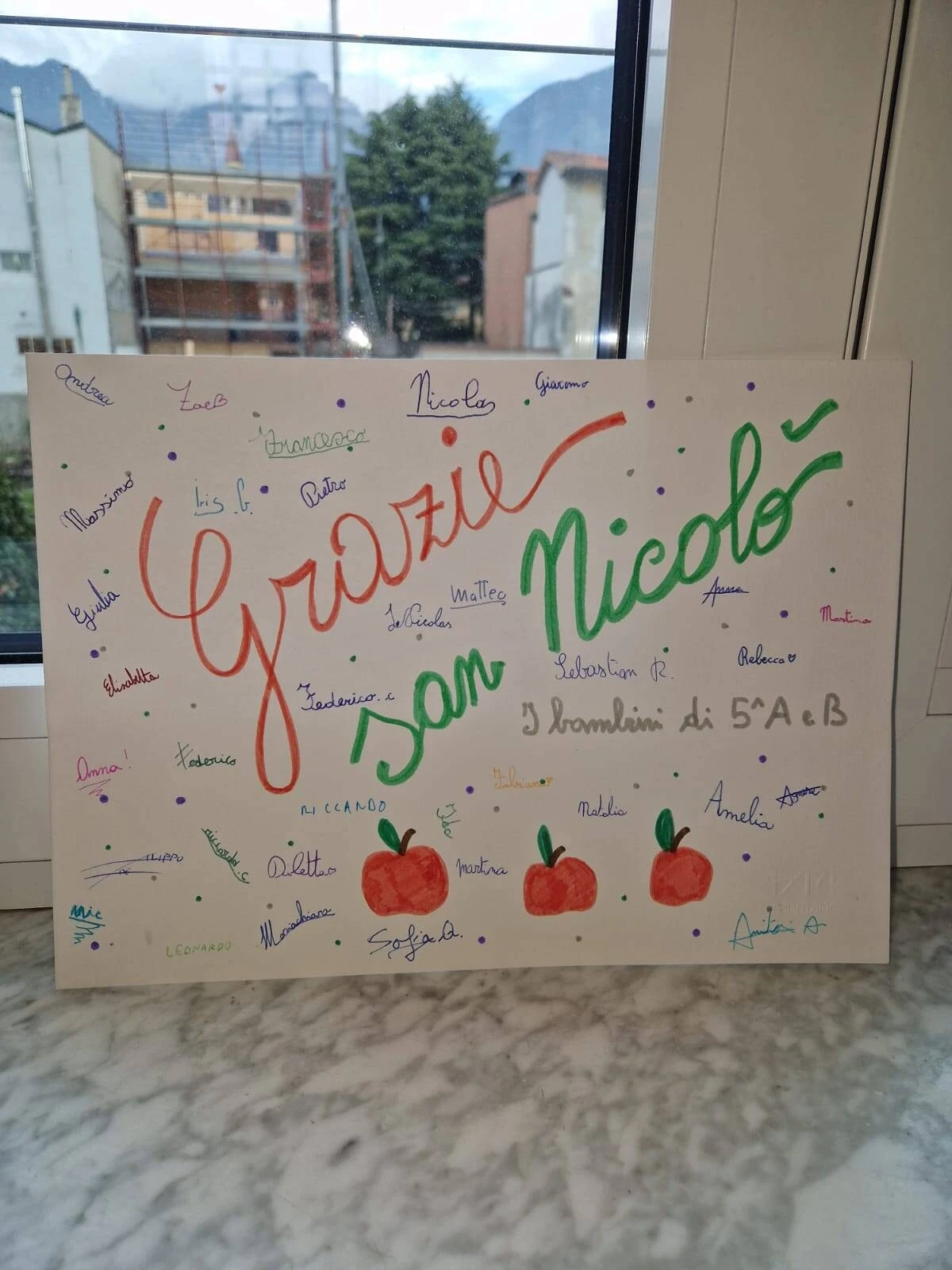 LA CONSEGNA DELLE MELE DI SAN NICOLÒ NELLE SCUOLE