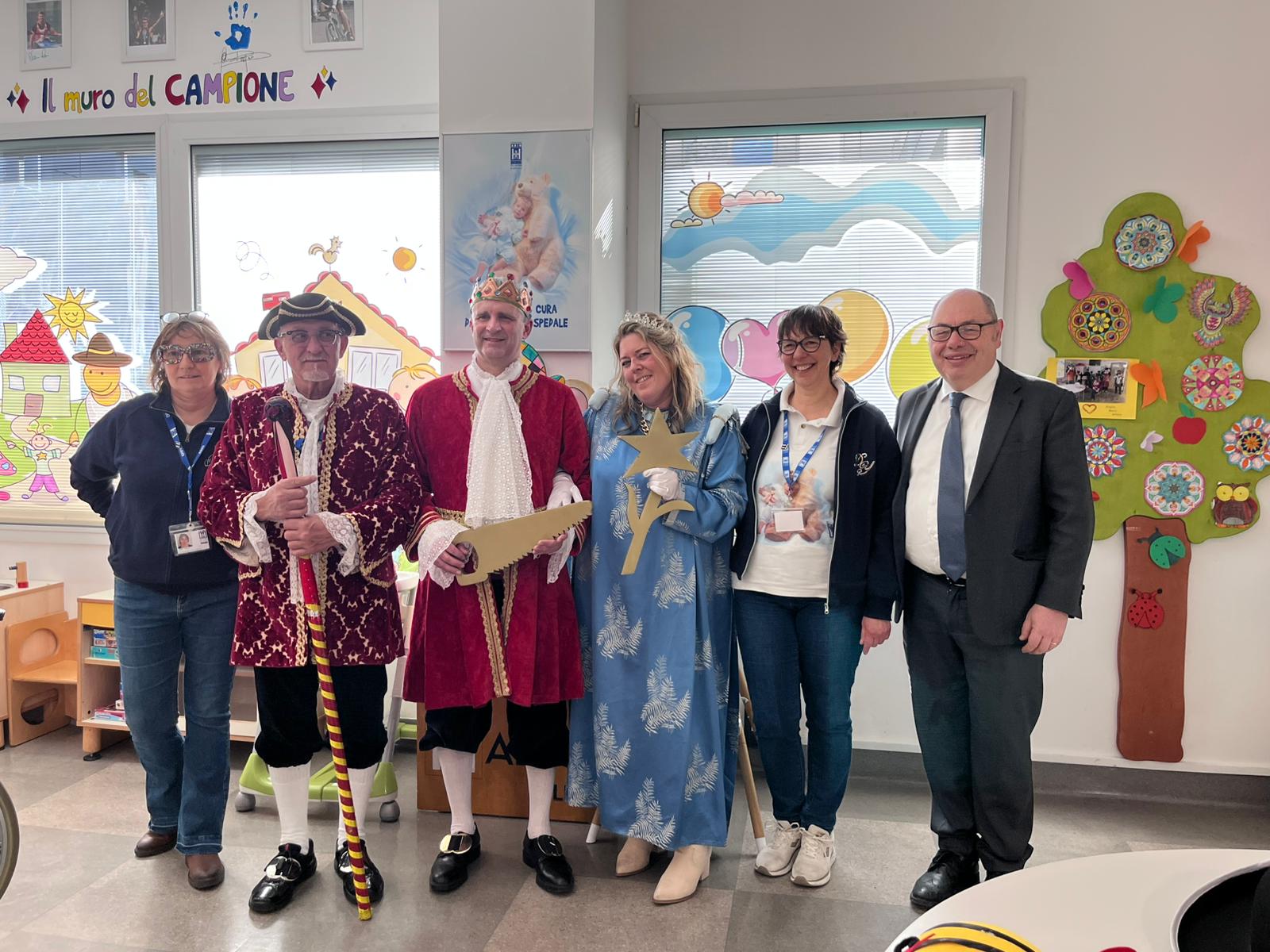 CARNEVALONE DI LECCO, I REGNANTI IN VISITA ALLA PEDIATRIA DEL MANZONI