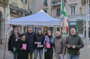gazebo PD lecco per la campagna elettorale partito democratico