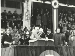cerimonia_consegna_medaglia_argento_citta_di_Lecco_con_Sandro_Pertini_stadio_Rigamonti_14marzo1976_rit