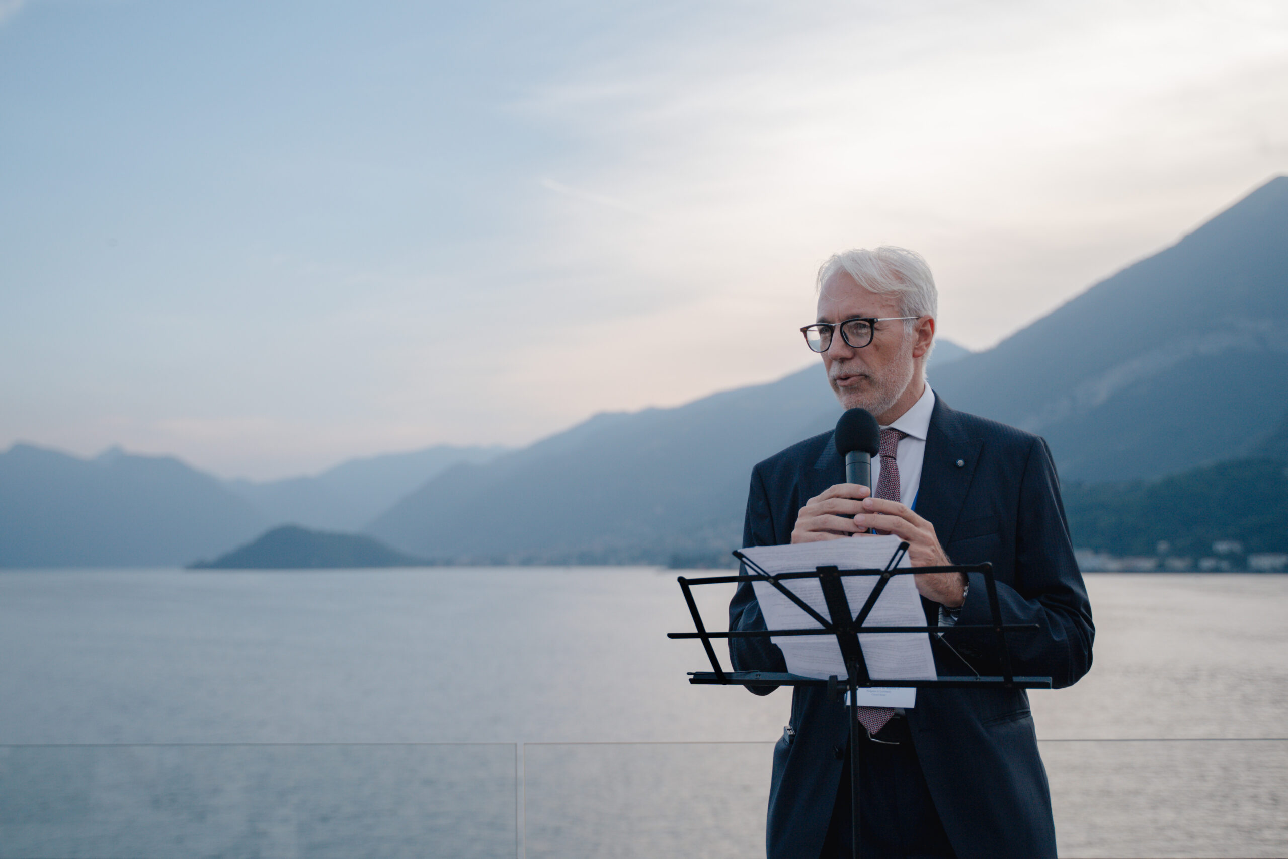 BELLAGIO OSPITA “A CONSULAR EVENING AT LAKE COMO”: OLTRE TRENTA CONSOLI A CONFRONTO CON LE IMPRESE