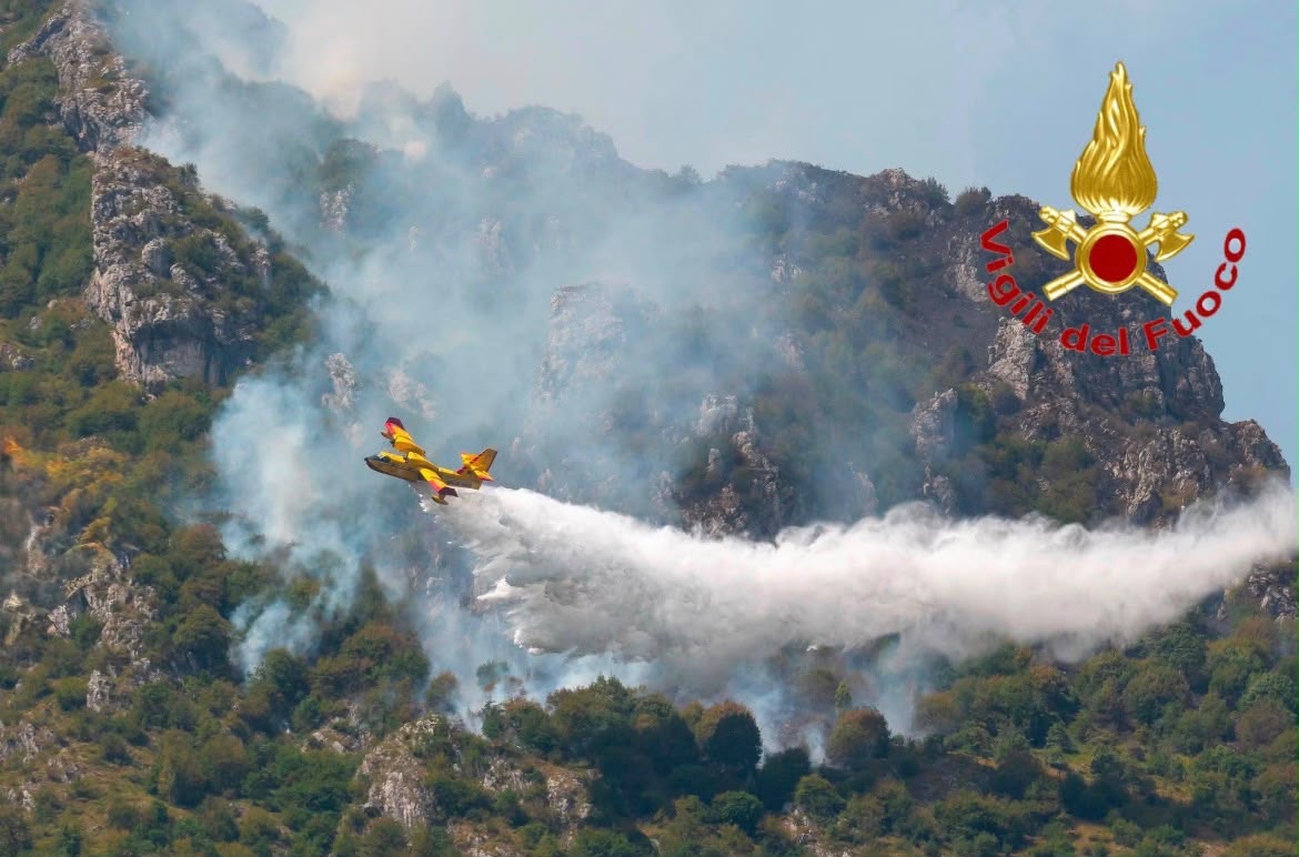 INCENDIO MOREGALLO, PROSEGUONO LE OPERAZIONI: DIVIETO DI NAVIGAZIONE E SPORT ACQUATICI A VALMADRERA