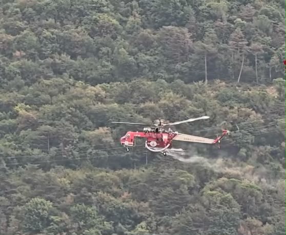 INCENDIO MOREGALLO: IN AZIONE ANCHE L’ELICOTTERO ERICKSON S-64