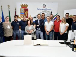 il Vicario dott. Luca Rocco con il personale della Questura di Lecco