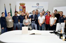 il Vicario dott. Luca Rocco con il personale della Questura di Lecco