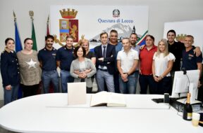 il Vicario dott. Luca Rocco con il personale della Questura di Lecco