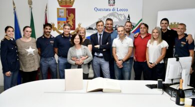 il Vicario dott. Luca Rocco con il personale della Questura di Lecco