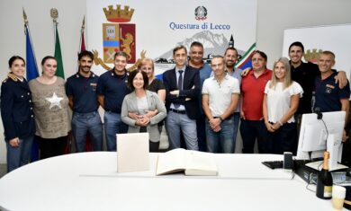 il Vicario dott. Luca Rocco con il personale della Questura di Lecco