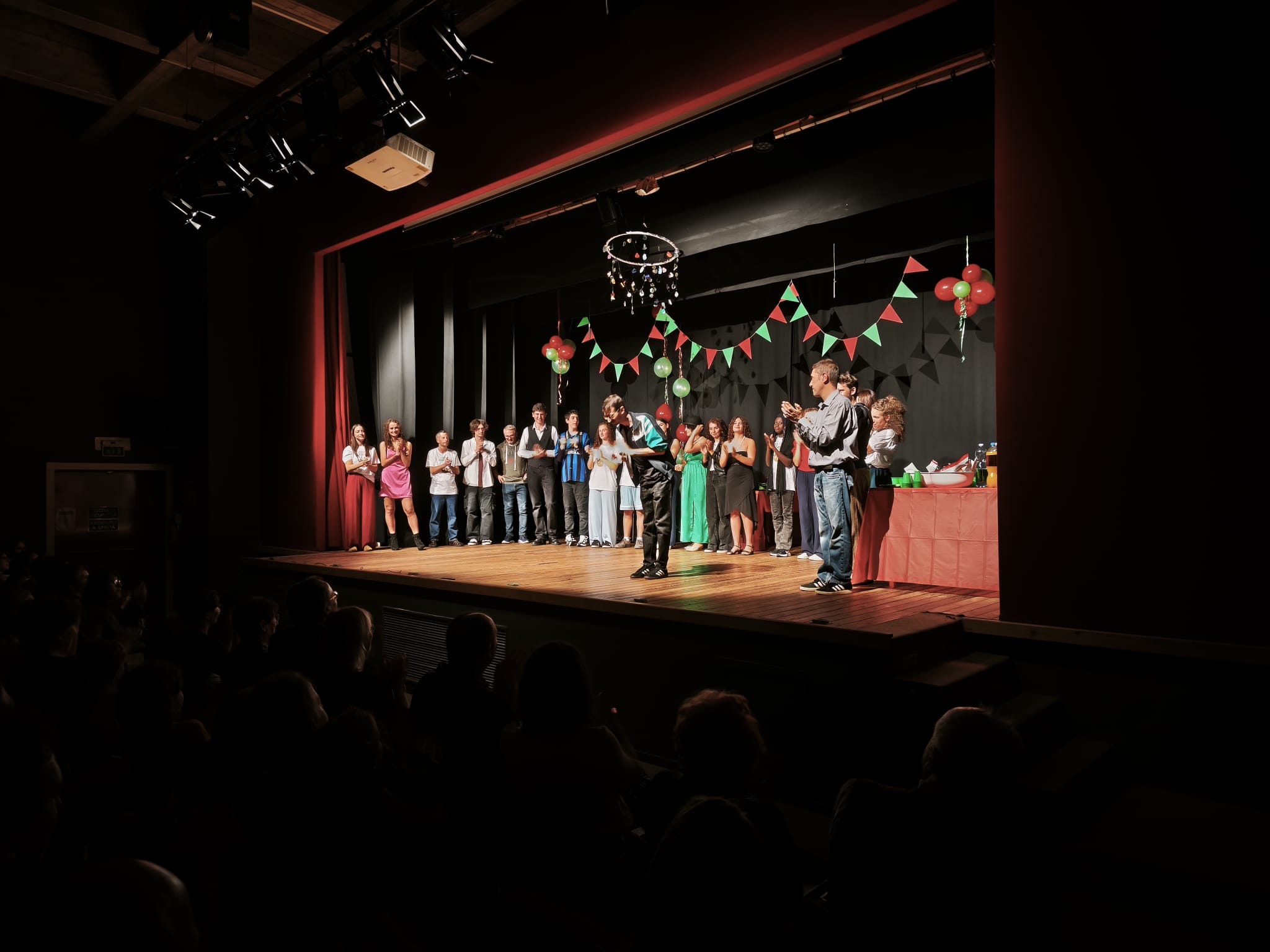 LECCO, TUTTO ESAURITO PER IL DEBUTTO DELLA COMPAGNIA TEATRALE INCLUSIVA: L’AUTISMO RACCONTATO CON IRONIA