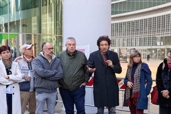 Il presidio di mercoledì sotto Regione Lombardia Cellula Coscioni (1)