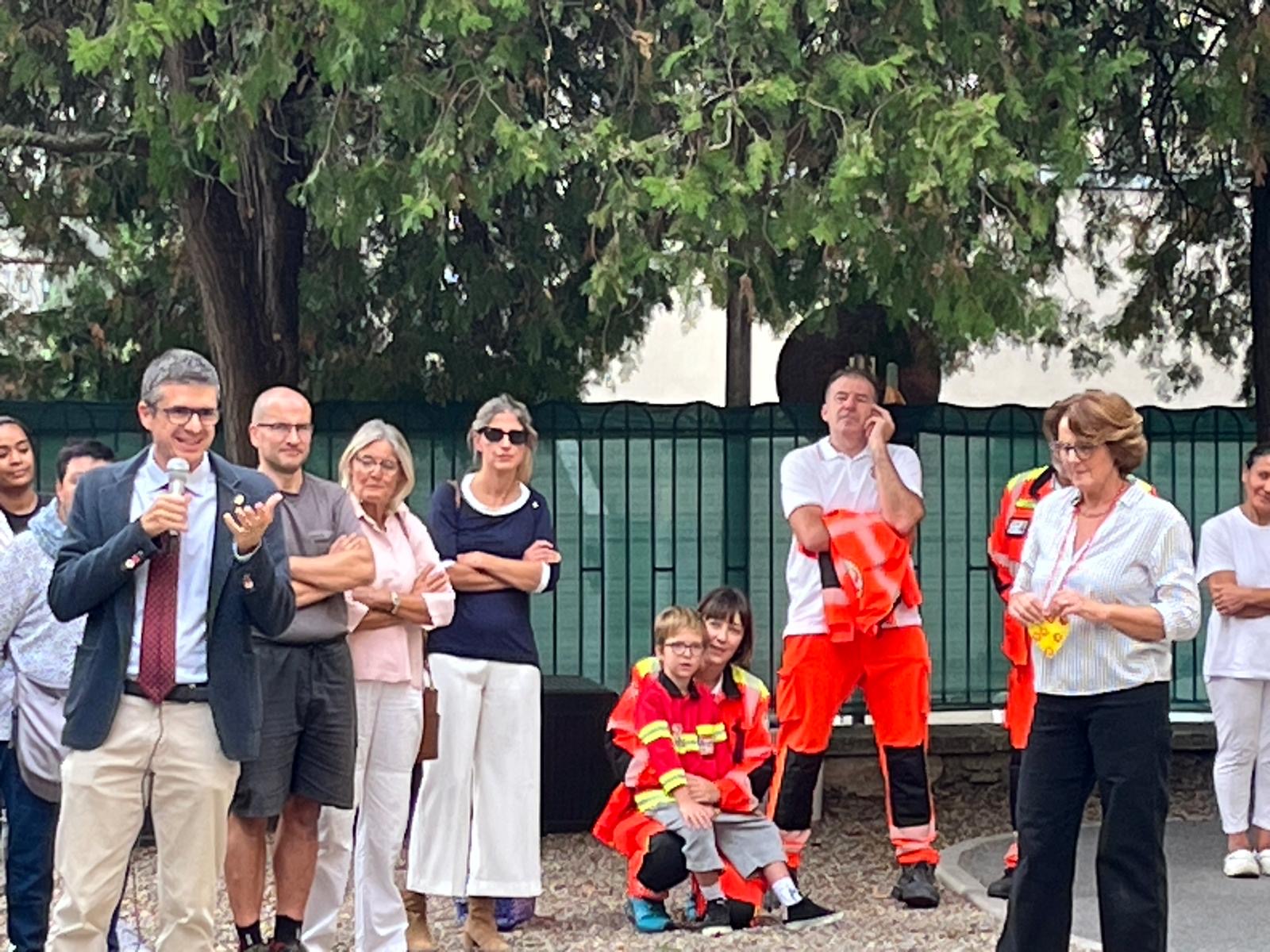 PESCARENICO DONA UN DEFIBRILLATORE ALLA COMUNITA’: IL GESTO DELLA SCUOLA DELL’INFANZIA CORTI